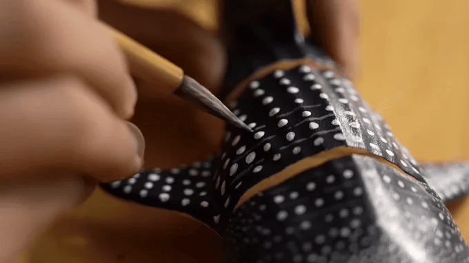 Hand painting whale shark automaton