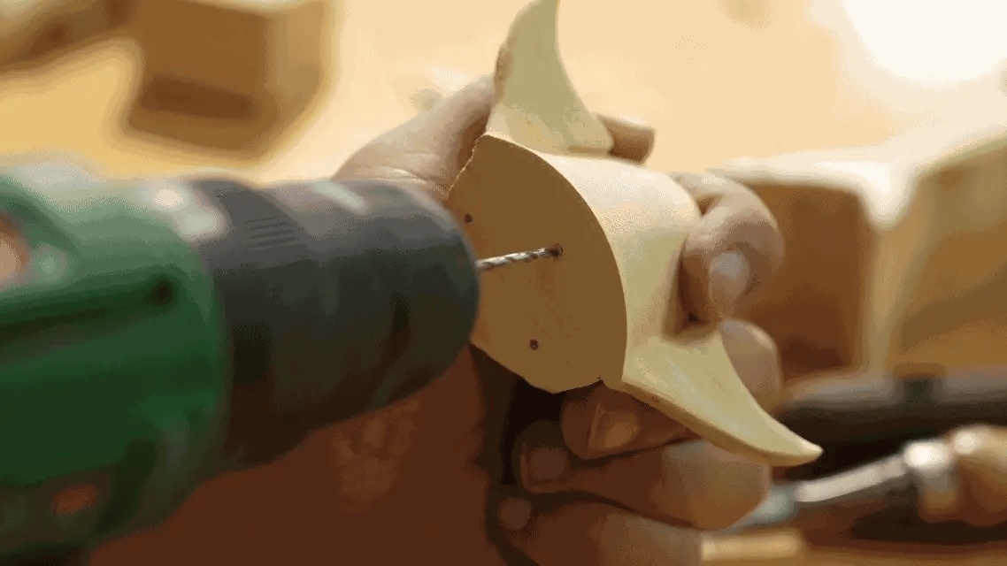 Connecting articulated wooden shark body