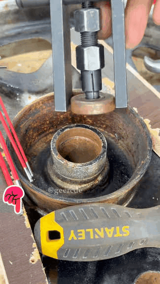 Bearing puller tool in action