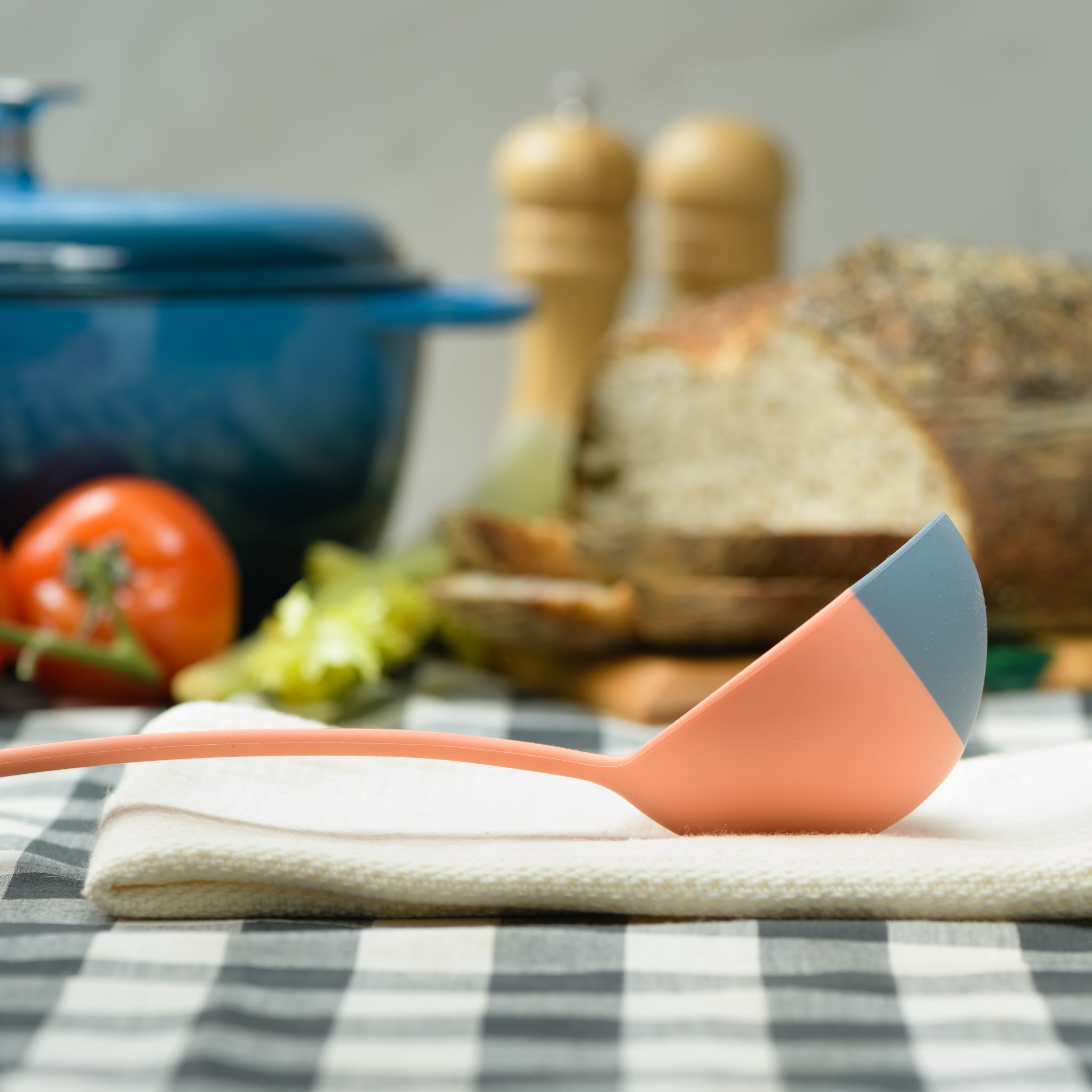 Long ergonomic handle of SCOUPS silicone ladle