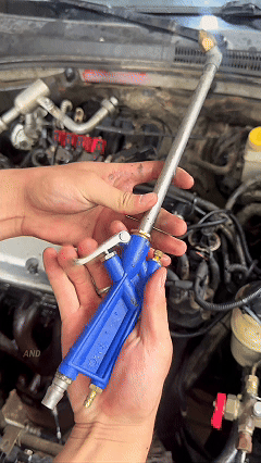 Pneumatic air blow gun high-pressure cleaning demonstration