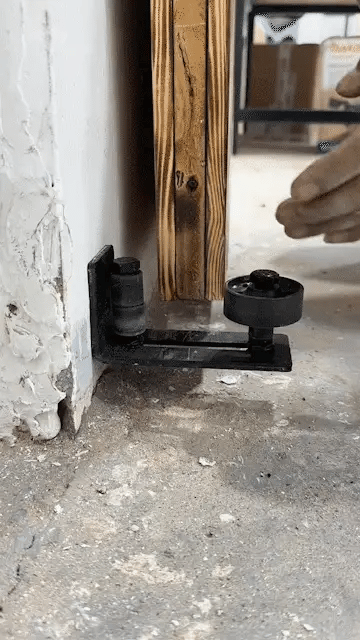Hero animation showing the guide stabilizing a sliding door in motion
