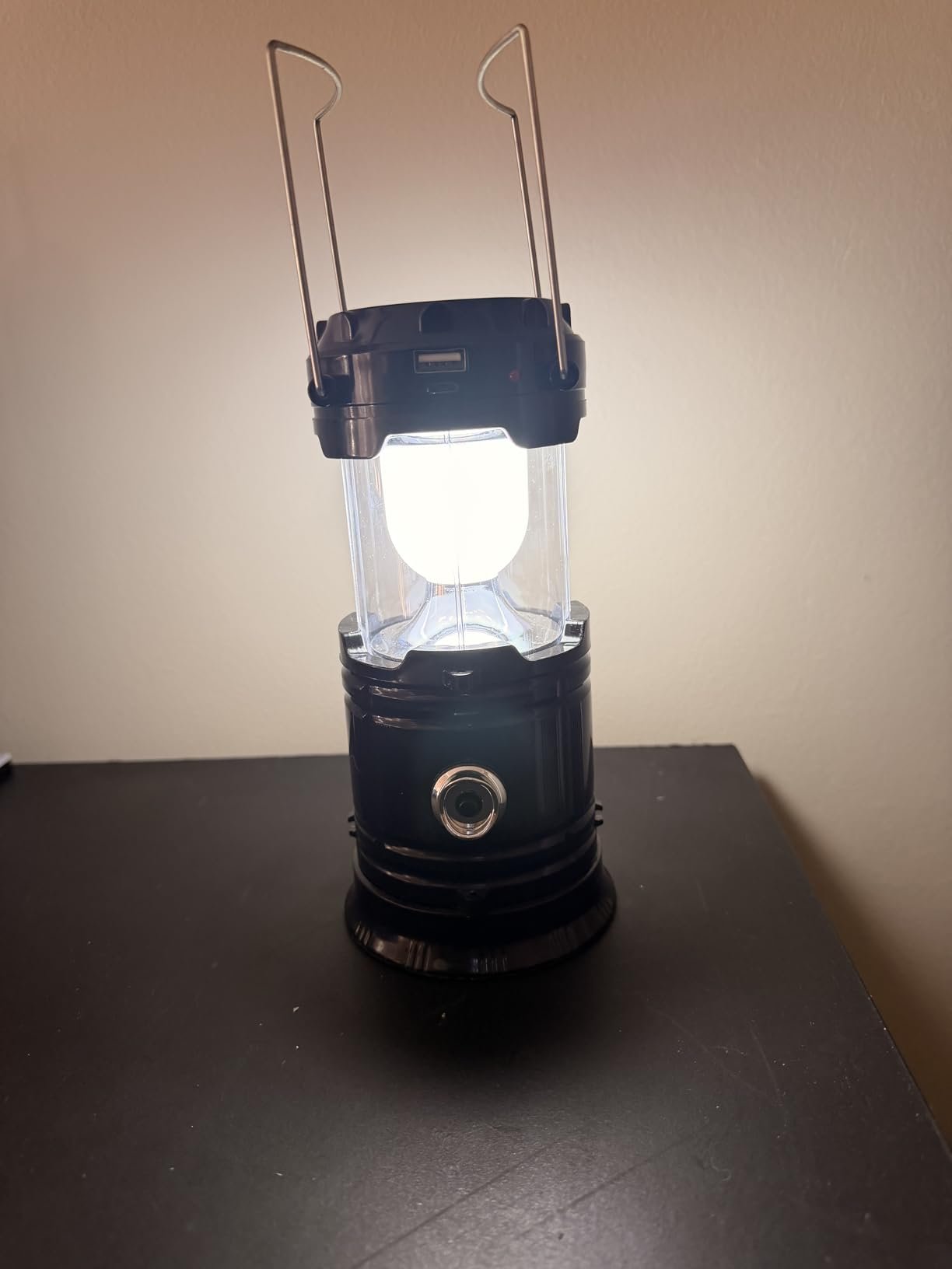 Linterna LED recargable con panel solar, potente y muy práctica