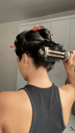 Dual direction rotating hot air styling brush